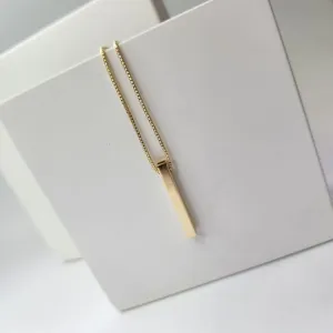 COLAR OURO PINO VERTICAL