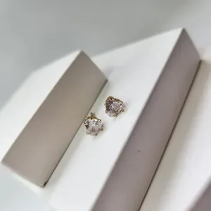 BRINCO OURO CORAÇÃO CRISTAL G