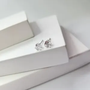 BRINCO PRATA CORAÇÃO CRISTAL M