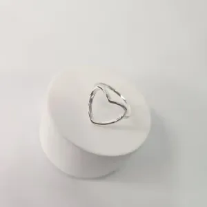 ANEL PRATA CORAÇÃO VAZADO
