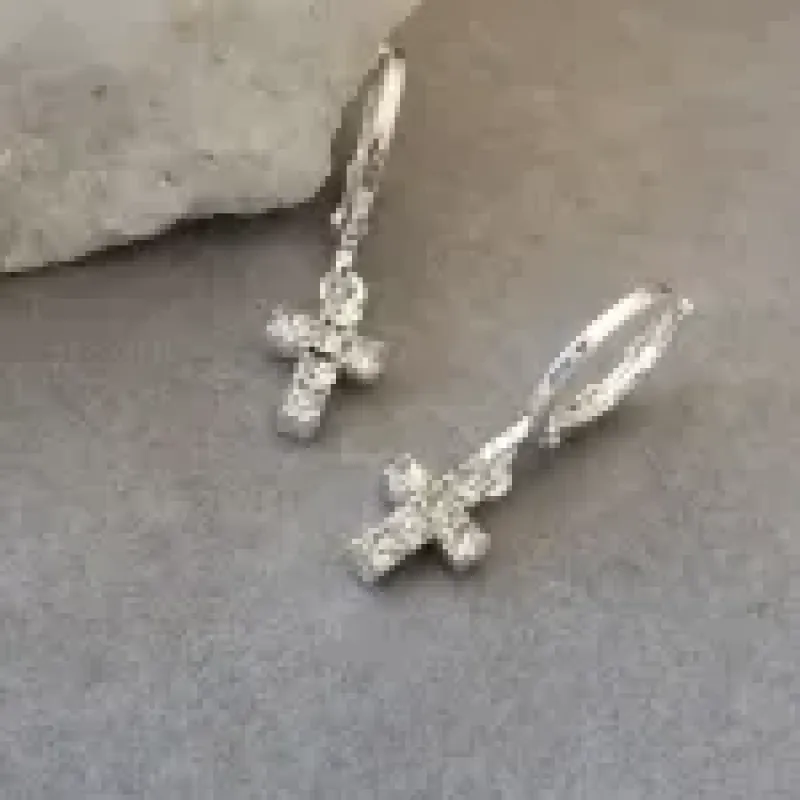 BRINCO ARGOLINHA PRATA CRUZ CRISTAL