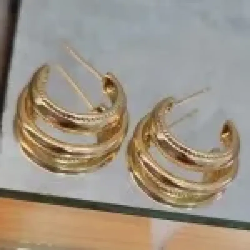 BRINCO OURO ARGOLA DESENHADA LISA	