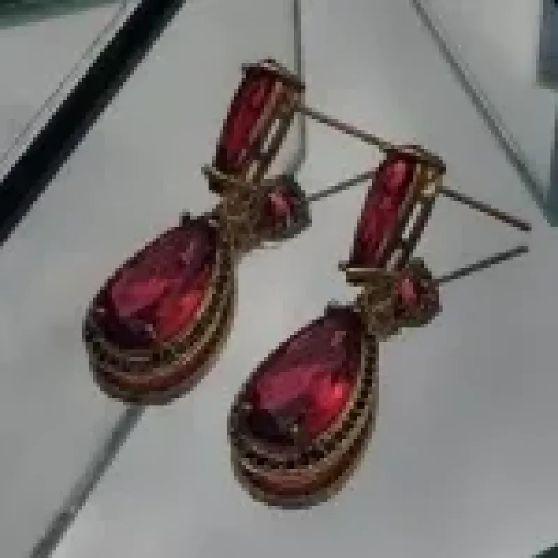 BRINCO OURO FESTA GOTA RUBI