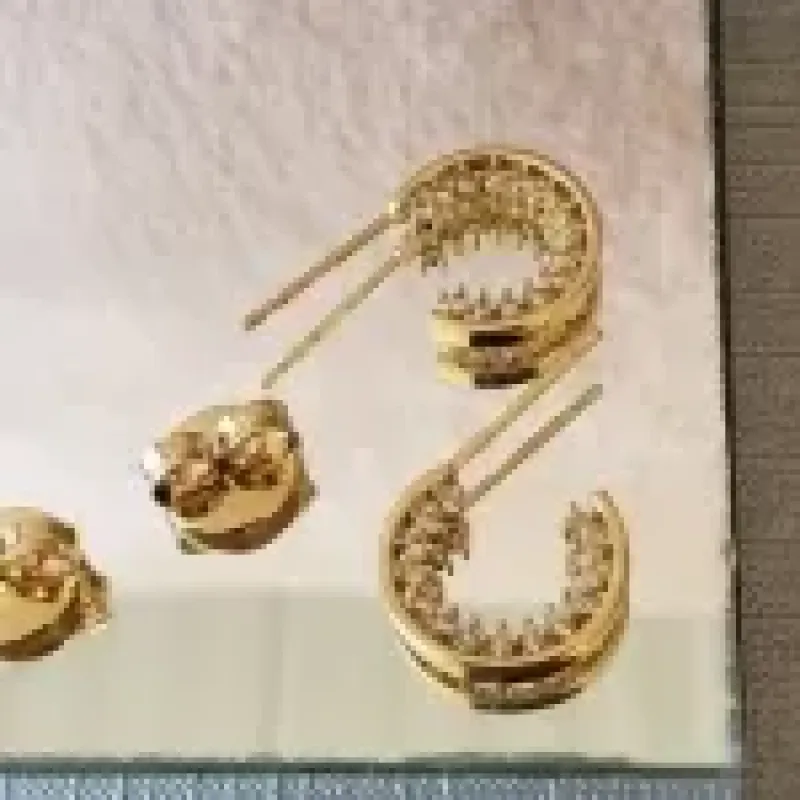 BRINCO OURO MEIA ARGOLA LISA ZIRC