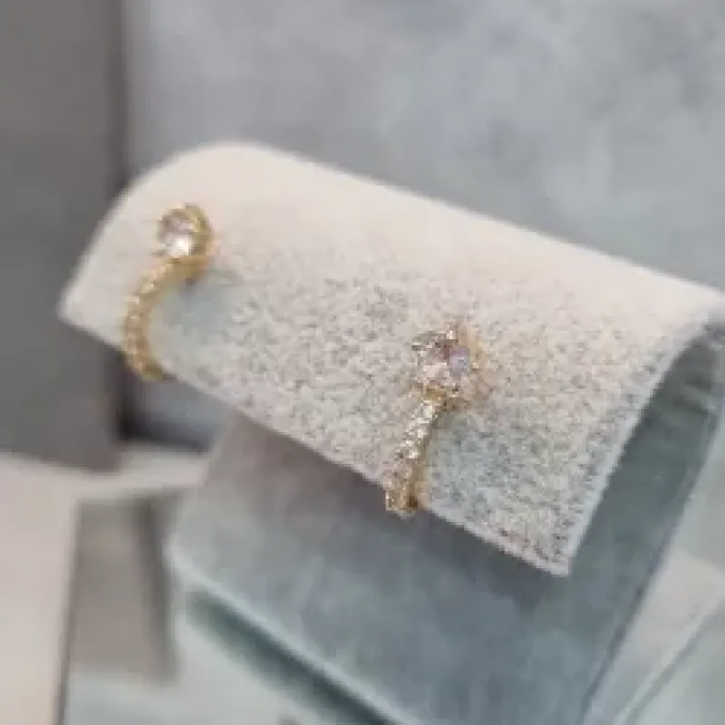 BRINCO OURO MEIA ARGOLA ZIRC CRISTAL	