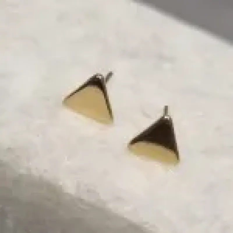 BRINCO OURO TRIANGULO CHAPADO G	
