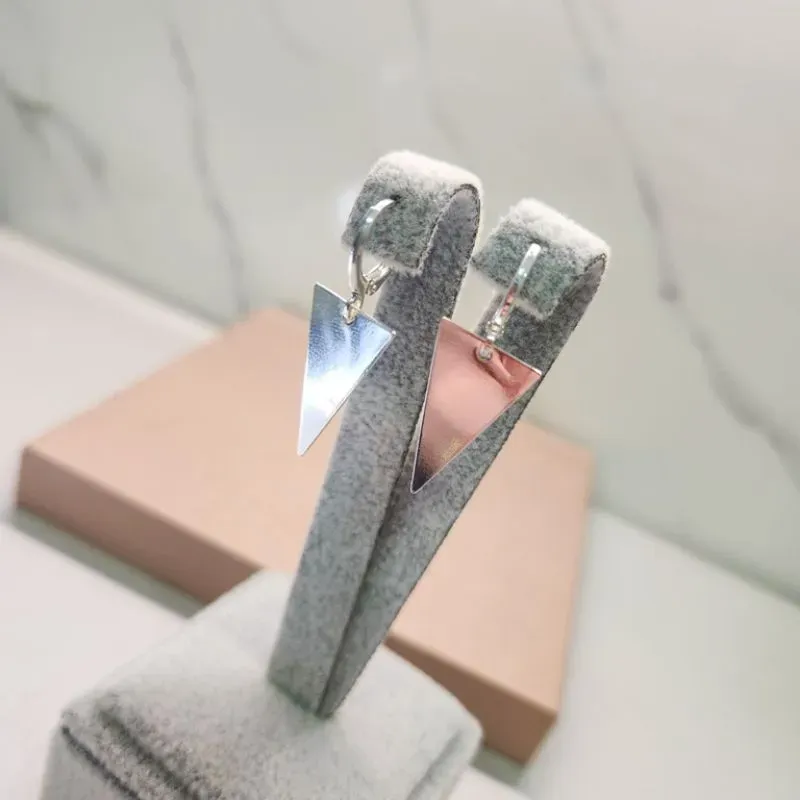 BRINCO PRATA ARGOLA TRIANGULO