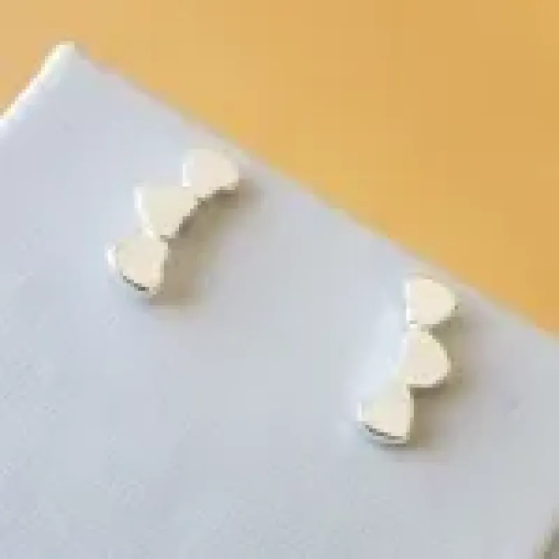 BRINCO PRATA EAR CUFF CORAÇÕES LISO