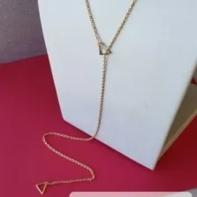 COLAR OURO GRAVATINHA TRIANGULO