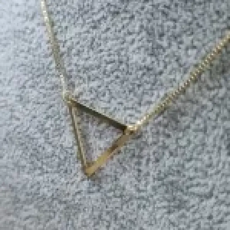 COLAR OURO TRIANGULO VAZADO	