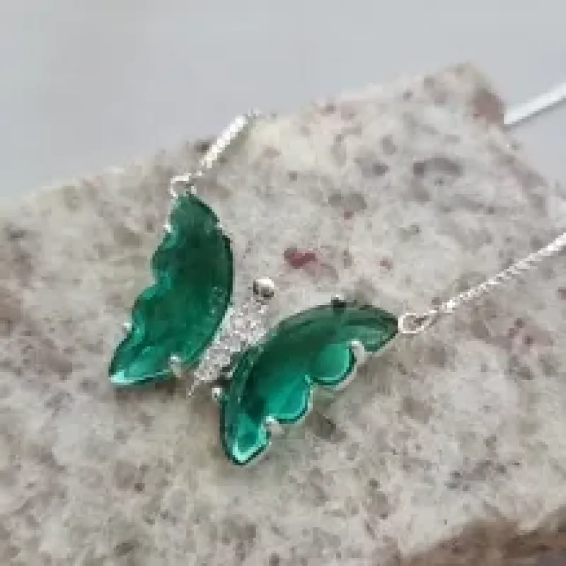 COLAR PRATA BORBOLETA ESMERALDA