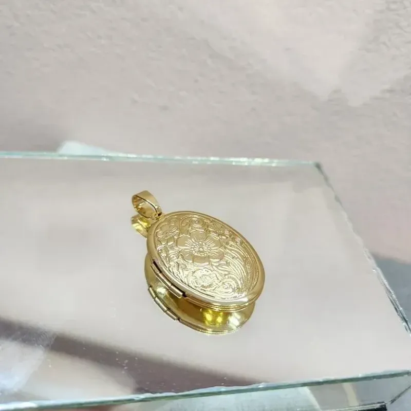 PINGENTE OURO RELICÁRIO OVAL