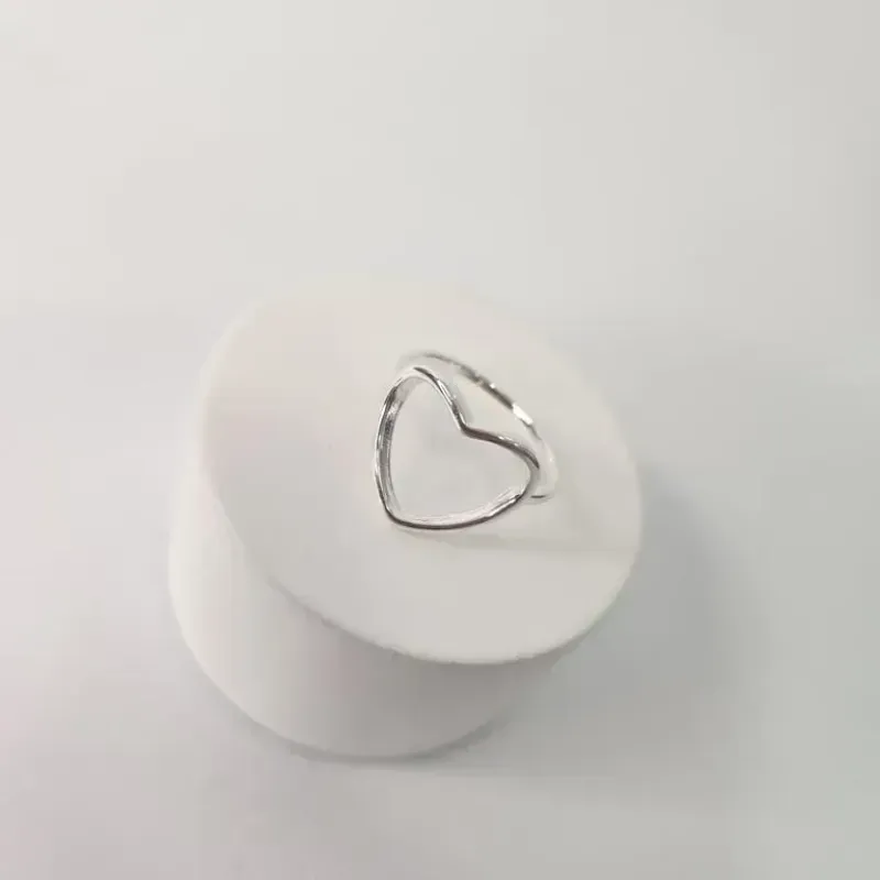 ANEL PRATA CORAÇÃO VAZADO