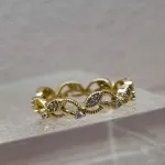 ANEL OURO FOLHAS ZIRC