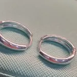 BRINCO ARGOLA PRATA LISA GOTA G	
