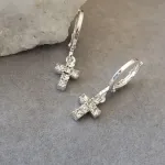 BRINCO ARGOLINHA PRATA CRUZ CRISTAL