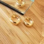 BRINCO OURO ARGOLA GOTA LISA M	