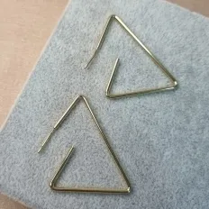 BRINCO OURO ARGOLA TRIANG	