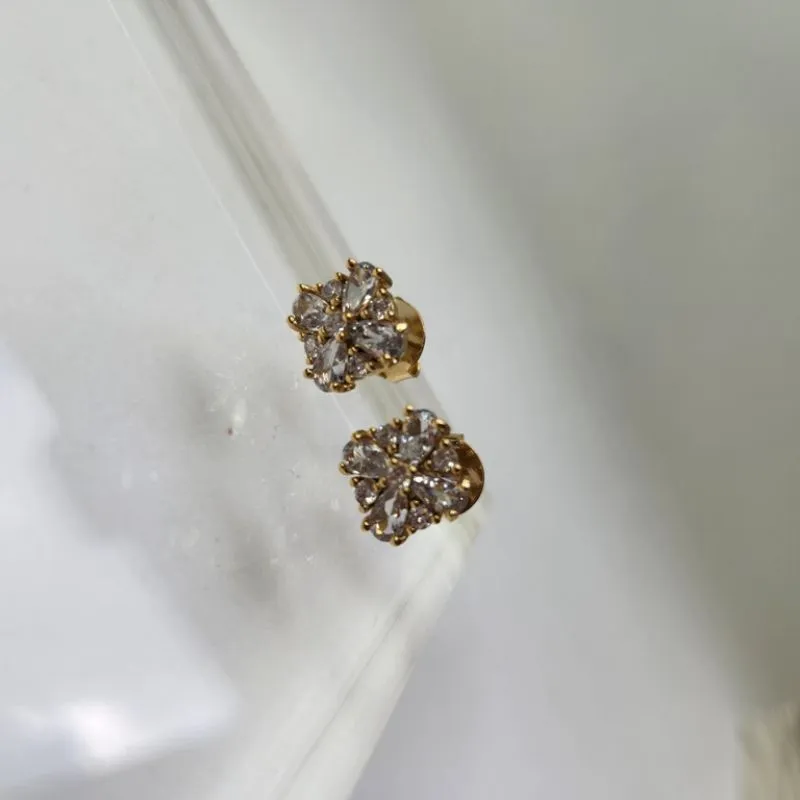BRINCO OURO FLOR QUADRADA