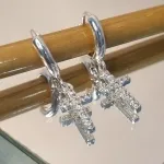 BRINCO PRATA ARGOLA CRUZ CRISTAL B	