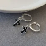BRINCO PRATA ARGOLINHA CRUZ NEGRA