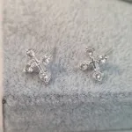 BRINCO PRATA CRUZ CRISTAL B	