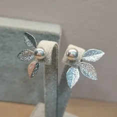 BRINCO PRATA DOIS EM UM FLOR	