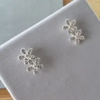 BRINCO PRATA DUAS FLORES