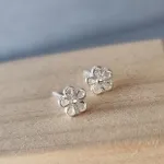 BRINCO PRATA FLOR VAZADA MINI