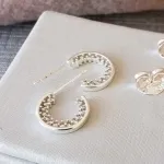 BRINCO PRATA MEIA ARGOLA LISA ZIRC