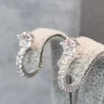 BRINCO PRATA MEIA ARGOLA ZIRC CRISTAL	