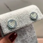 BRINCO PRATA MOEDA CORAÇÃO