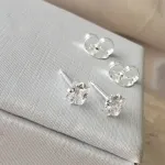 BRINCO PRATA QUADRADO CRISTAL