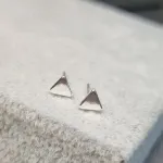 BRINCO PRATA TRIANGULO CHAPADO M	