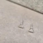 BRINCO PRATA TRIANGULO CHAPADO P	