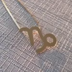 COLAR OURO CAPRICÓRNIO