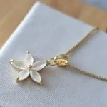 COLAR OURO FL BRANCA FOSCA	