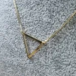 COLAR OURO TRIANGULO VAZADO	