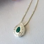 COLAR PRATA GOTA Z ESMERALDA